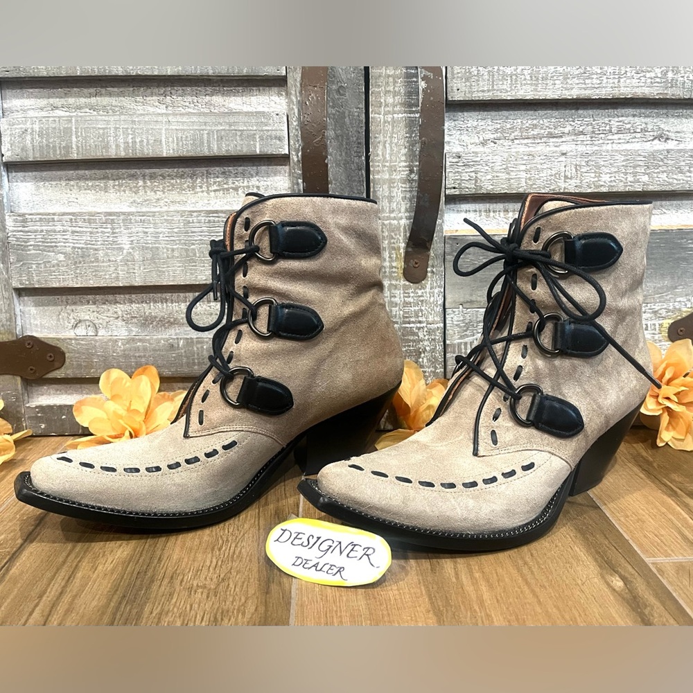 COACH Lace Up Chain Booties Oat Suede G5527 Size 7B VGC!